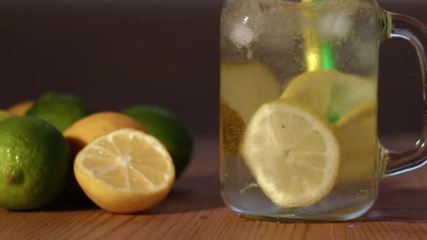 Limão Limão Sabor Água Efervescente Servido Vidro Bebendo Jar Close — Vídeo de Stock