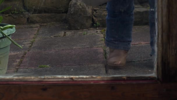 Kobieta Przynosi Kosz Pranie Widok Przez Drzwi Kuchenne Średnio Strzał — Wideo stockowe