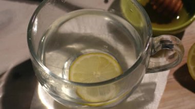 Soğuk algınlığı ve grip ortamına doğal tedavi için sıcak limon ve bal 4k seçici odak noktası