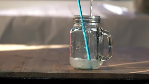 小苏打饮料放在玻璃杯中饮用 中变焦镜头慢动作选择性聚焦 — 图库视频影像