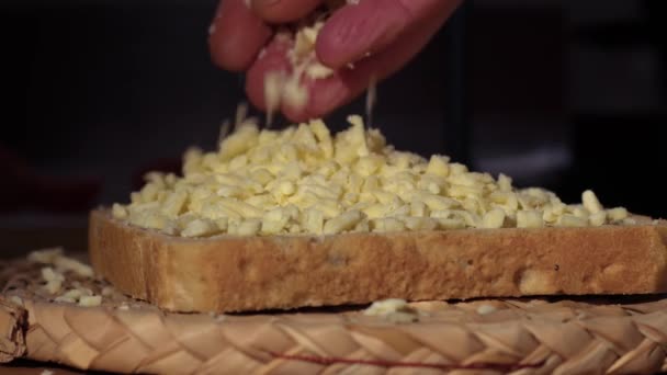 Herstellung Eines Geriebenen Käse Sandwich Nahaufnahme Selektiver Fokus — Stockvideo