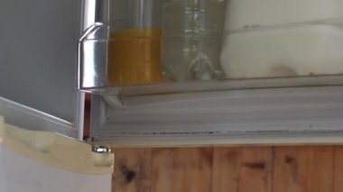 Dolapta taze portakal suyu var. 4K 'lık seçici odak noktasını kapat.