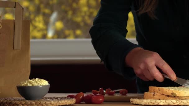 Виготовлення Тертого Сиру Бутерброду Широкого Масштабу Вибіркового Фокусу — стокове відео
