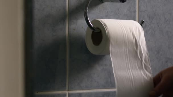Hand Toalett Loo Roll Badrummet Närbild Zoom Skott Slow Motion — Stockvideo