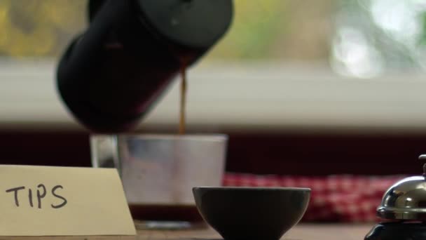 Kvinna Som Serverar Kaffe Café Bar Medium Shot Zoom Selektivt — Stockvideo