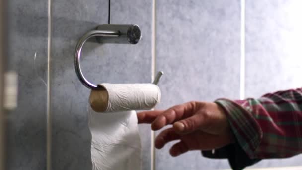 Tangan Mendapatkan Toilet Toilet Gulung Kamar Mandi Menutup Zoom Shot — Stok Video