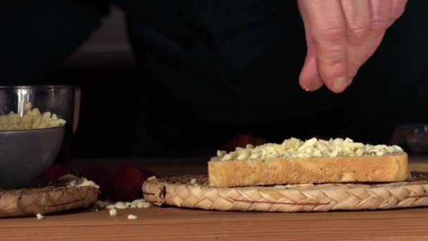 Het Maken Van Een Geraspte Kaas Sandwich Medium Zoom Selectieve — Stockvideo