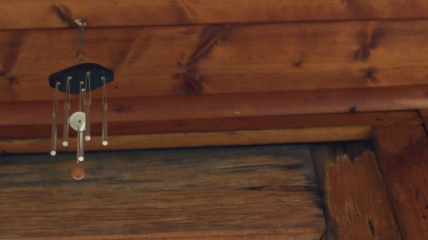 木制茅屋上悬挂的风铃4K中弹选择性聚焦 — 图库视频影像