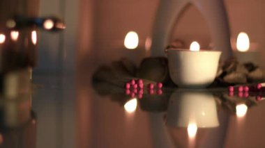 Kibritleri yanan mumlar rahatlatıcı atmosfer ortam 4k seçici odak noktası