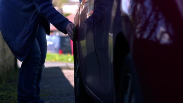 Γυναίκα Πλύσιμο Του Αυτοκινήτου Στο Δρόμο Ευρύ Πυροβόλησε Αργή Κίνηση — Αρχείο Βίντεο