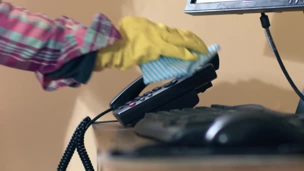 清洗办公室拨号盘电话中4K镜头慢动作选择性焦距 — 图库视频影像
