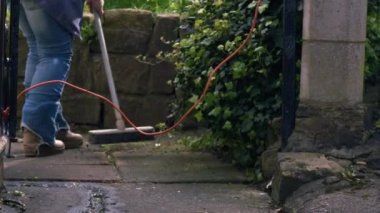 Trip kazası. Kablolu yayın yakınında çalışan tehlikeli kadın. Yavaş çekim seçici odaklanma.