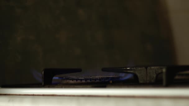 厨房里的潘文石煤气灶近身4K镜头选择性聚焦 — 图库视频影像