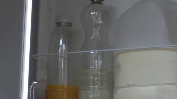 Γυναίκα Παίρνει Φρέσκο Χυμό Πορτοκαλιού Από Ψυγείο Μέσο Πυροβόλησε Επιλεκτική — Αρχείο Βίντεο