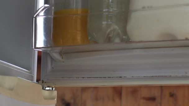 Frischer Orangensaft Kühlschrank Nahaufnahme Zoomaufnahme Selektiver Fokus — Stockvideo
