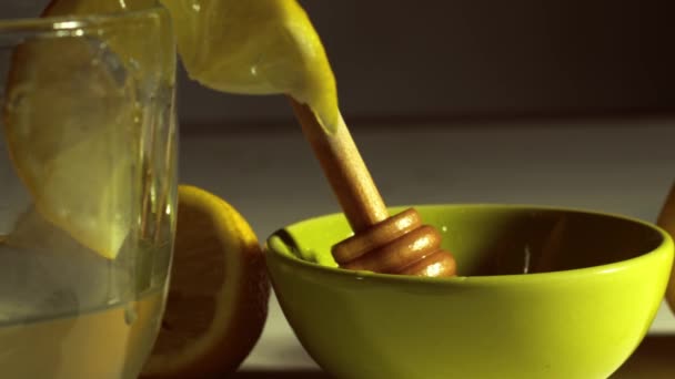 Rendere Caldo Limone Miele Trattamento Naturale Del Freddo Dell Influenza — Video Stock