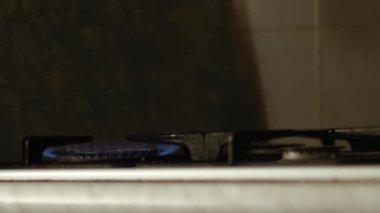 Mutfaktaki gaz ocağına odaklan. Yakınlaştır. Seçici odak noktası.