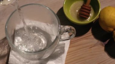 Soğuk algınlığı ve grip ortamı için sıcak limon ve bal seçici bir odak noktası.