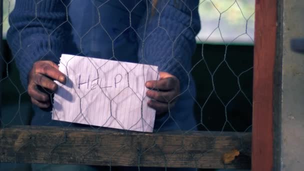 Відчайдушна Людина Яка Просить Допомоги Дротяного Паркану Середній Постріл Вибірковий — стокове відео