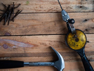 Paslı eski araçlar ahşap arkaplan ortam düz yatay çekim seçici odak