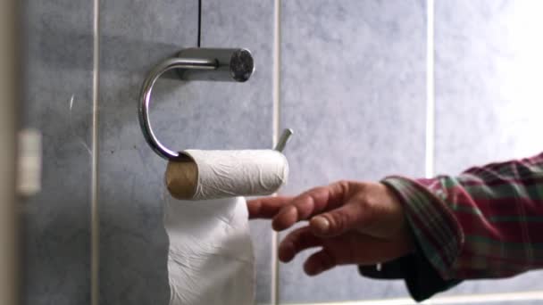 Mão Obtendo Banheiro Loo Rolo Banheiro Close Tiro Câmera Lenta — Vídeo de Stock
