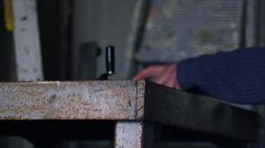 Atölye ortamında eski vintage araçlar kullanarak 4k seçici odak noktası