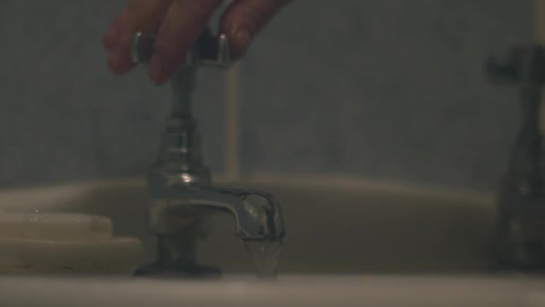 Mujer Lavándose Las Manos Lavabo Baño Cerca Tiro Enfoque Selectivo — Vídeos de Stock