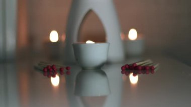 Kibritleri yanan mumlar rahatlatıcı atmosfer ortam 4k seçici odak noktası