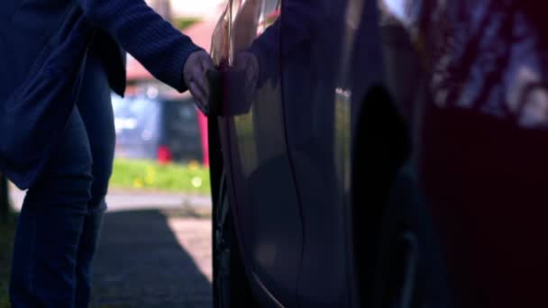 Vrouw Wassen Auto Oprit Brede Zoom Schot Slow Motion Selectieve — Stockvideo