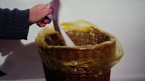 Çöp Kutusuna Atarak Yapay Zekayı Reddetmek Yakınlaştırma Çekimine Odaklanmak — Stok video