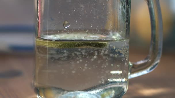 用玻璃瓶盛放柠檬和石灰调味的清水 关闭4K弹丸慢动作选择焦点 — 图库视频影像
