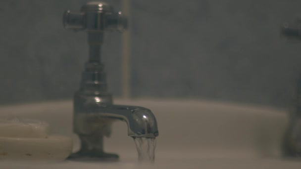 Mujer Lavándose Las Manos Baño Lavabo Medio Tiro Enfoque Selectivo — Vídeos de Stock