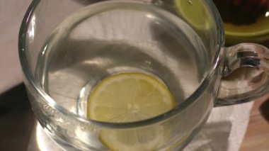 Soğuk ve soğuk algınlığının doğal tedavisi için sıcak limon ve bal.