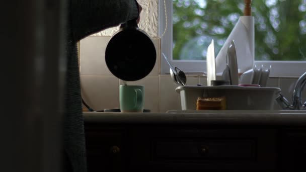 Mujer Vertiendo Bebida Caliente Hervidor Agua Medio Cocina Tiro Cámara — Vídeos de Stock