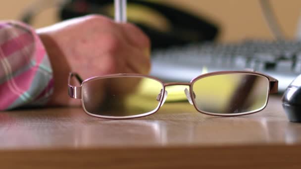 Okulary Oczu Kobietą Piszącą Lepkich Nutach Tle Shot Slow Motion — Wideo stockowe