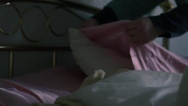 Pembe Yastıklı Bir Kadın Orta Boy Ağır Çekimde Seçici Odaklanma — Stok video