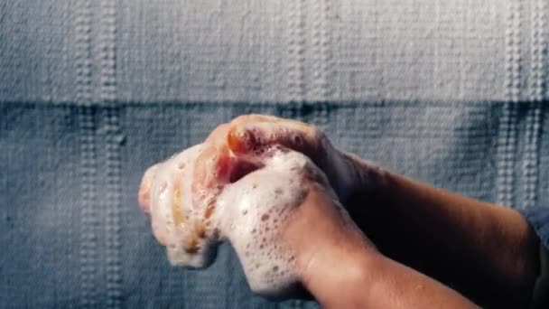 Kadın Ellerini Sabunlu Köpüklerle Yıkıyor Yavaşça Kapanıyor Seçici Odaklanma — Stok video