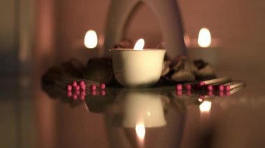 Sıcak, rahatlatıcı atmosfer ortamında yanan mumlar 4k seçici odak noktası
