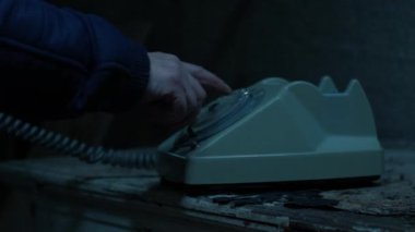 Yıldırım fırtınası medyumuyla klasik döner telefondan arama yapıyorum. Yavaş çekim seçici odak noktası.