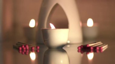 Ateşli mumlu tütsü, rahatlatıcı atmosfer yakınlaştırıcı, seçici odak noktası.