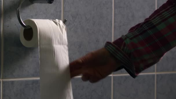 Hand Toalett Loo Roll Badrummet Närbild Skott Slow Motion Selektivt — Stockvideo