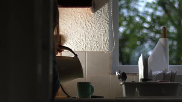 Mutfaktaki Isıtıcısından Sıcak Dolduran Kadın Yavaş Çekim Seçici Odak Noktası — Stok video