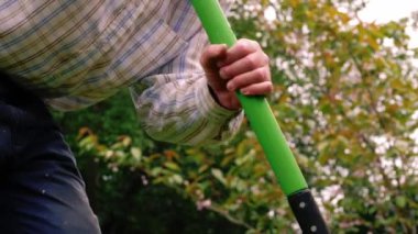 Bahçıvanın kazma bahçesi orta derece zoom yavaş çekim seçici odak noktası