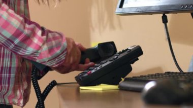 Ofis telefonunda elle arama numarası ve yapışkan mesajlar orta 4k yavaş çekim seçici odak noktası