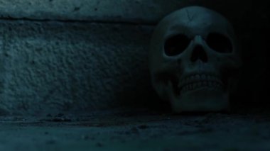 Yıldırım fırtınası ortamında ürpertici insan kafatası 4K seçici odak noktası