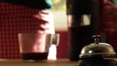 Kafeteryada garsonun kahve servisi yaptığı kafe tezgahı. Yakın çekim zoom seçmeli odak noktası.