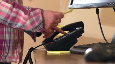 Ofis telefonunda elle arama numarası ve yapışkan notalar 4k yavaş çekim seçici odak noktası