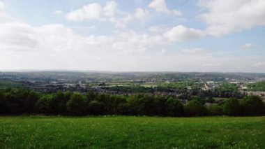 İngiltere 'deki Dewsbury kasabası geniş hava taraması 4k hava aracı seçici odak noktası