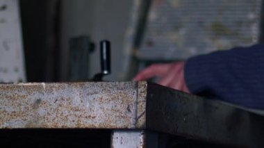 Geniş yakınlaştırma odak noktasında eski vintage araçlar kullanan el seçici odaklanma