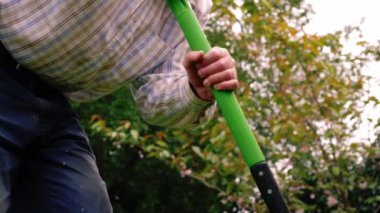 Bahçıvanın bahçe kazma kürek orta 4k yavaş çekim seçici odak